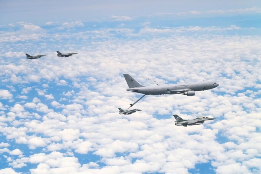 Manuver Tempur F-16 TNI AU, Latihan Isi Bahan Bakar di Langit Pekanbaru