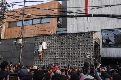 Dramatis! Ahmad Sahroni Sembunyi di Toilet 7 Jam Saat Rumah Diserbu Massa