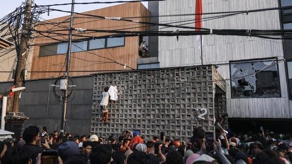 Dramatis! Ahmad Sahroni Sembunyi di Toilet 7 Jam Saat Rumah Diserbu Massa