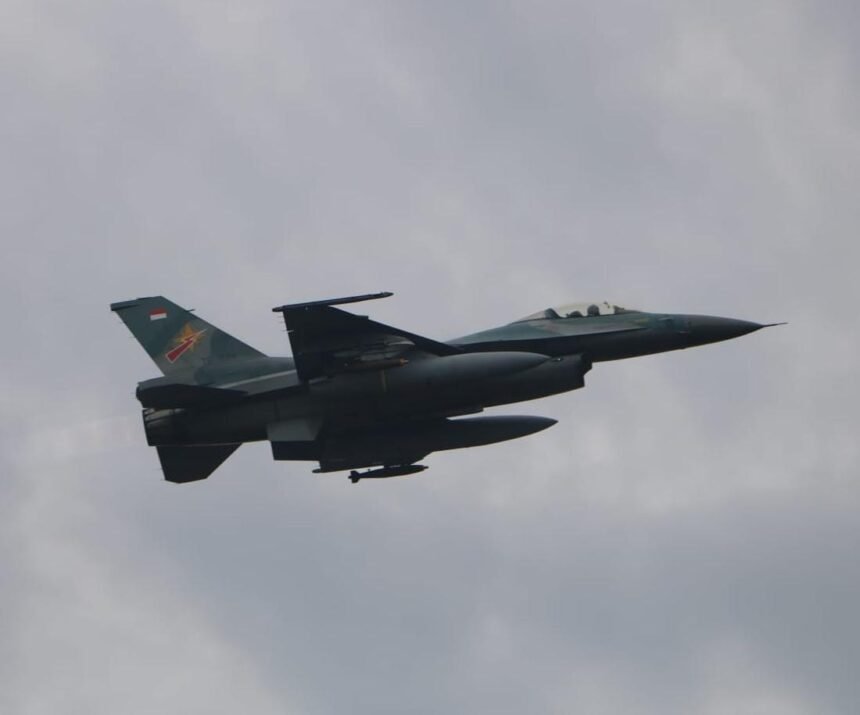 F-16 TNI AU Pimpin Pengawalan Operasi Amfibi di Latihan Super Garuda Shield 2025