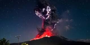 Gunung Lewotobi Laki-Laki Meletus, Abu Vulkanik Mengarah ke Barat Laut