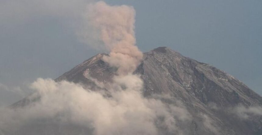 Gunung Semeru Erupsi Tujuh Kali Pagi Ini, Kolom Abu Tembus 800 Meter di Atas Puncak