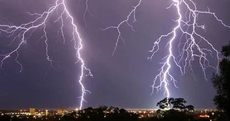 Hujan Guyur Jabodetabek Hari Ini, Waspada Potensi Petir di Siang dan Malam