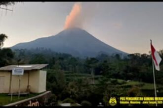 Gunung Merapi memuntahkan awan panas dan material vulkanik, memperingatkan warga di zona rawan bahaya.