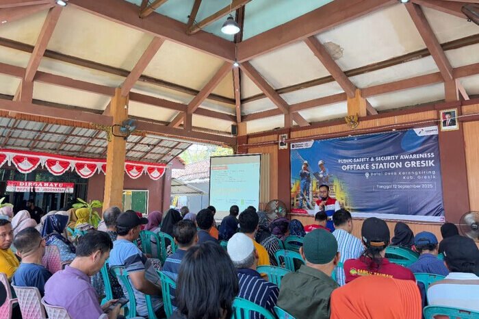 PGN SOR III Surabaya menggelar edukasi keselamatan energi bagi warga Desa Karangkiring, Gresik, untuk meningkatkan kesadaran pentingnya menjaga infrastruktur gas bumi yang merupakan objek vital nasional.