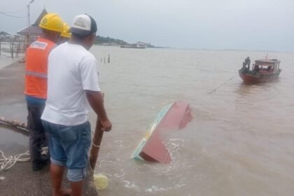 TNI AL Beraksi Cepat Selamatkan Enam Penumpang Kapal Tenggelam di Perairan Senggarang