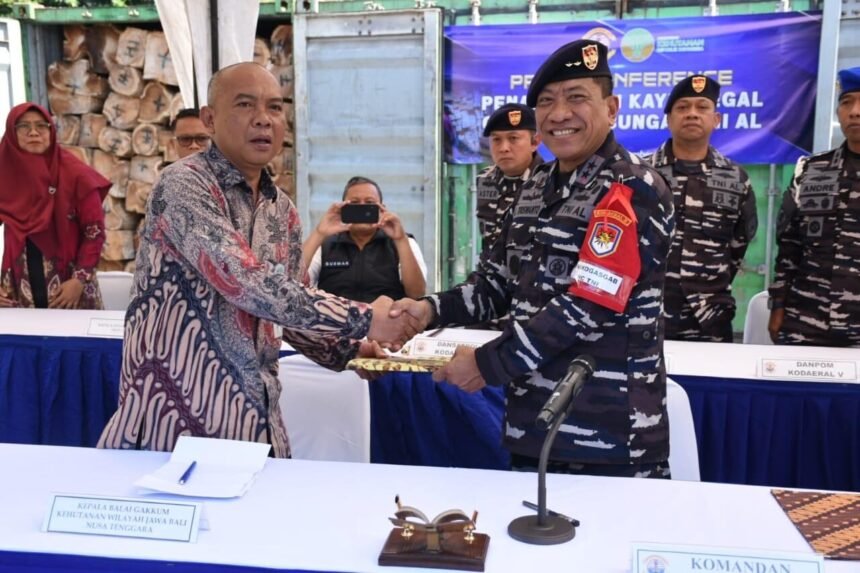 TNI AL Gagalkan Penyelundupan Kayu Ilegal Bernilai Rp646 Juta di Pelabuhan Tanjung Perak