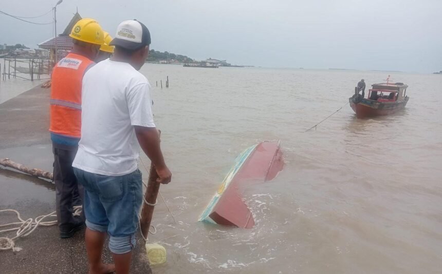 TNI AL Beraksi Cepat Selamatkan Enam Penumpang Kapal Tenggelam di Perairan Senggarang