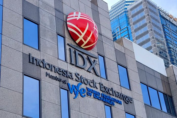 BEI pastikan perdagangan saham berjalan normal hari ini meski isu politik tengah memanas.