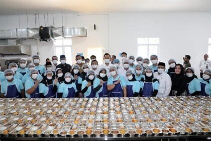 Prabowo perintahkan dapur Makan Bergizi Gratis wajib gunakan test kit untuk cegah keracunan massal.