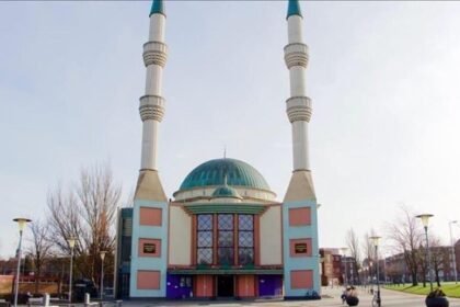 Masjid di Negeri Kincir Diteror Surat Berisi Kebencian dan Darah