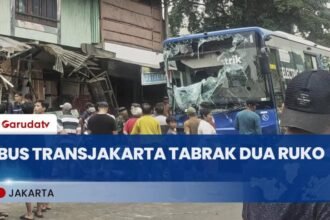 Bus Transjakarta Hilang Kendali, Tabrak Ruko dan Motor, Satu Orang Patah Tulang