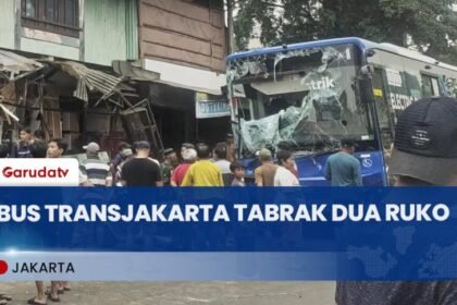 Bus Transjakarta Hilang Kendali, Tabrak Ruko dan Motor, Satu Orang Patah Tulang