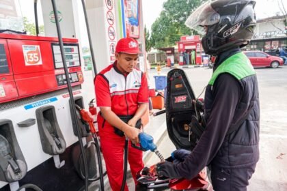 Promo hemat BBM Pertamina Patra Niaga melalui aplikasi MyPertamina disambut antusias masyarakat dan pengemudi ojol.