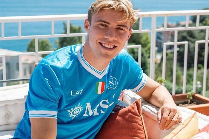 Rasmus Hojlund resmi bergabung dengan Napoli dari Manchester United lewat skema pinjaman dengan opsi wajib beli.