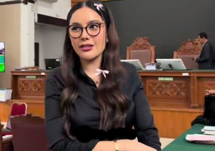 Kondisi Nikita Mirzani di Rutan Pondok Bambu memburuk akibat saraf leher terjepit, dokter peringatkan risiko lumpuh permanen.