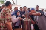 Pertamina Patra Niaga rayakan Hari Pelanggan Nasional 2025 dengan meninjau langsung layanan SPBU MT Haryono, dari uji tera BBM hingga fasilitas ramah lingkungan.