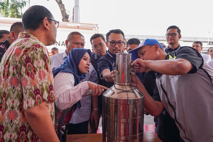 Pertamina Patra Niaga rayakan Hari Pelanggan Nasional 2025 dengan meninjau langsung layanan SPBU MT Haryono, dari uji tera BBM hingga fasilitas ramah lingkungan.