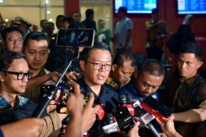 Menteri Luar Negeri RI Sugiono menyambut kedatangan jenazah Zetro Leonardo Purba di Bandara Soekarno-Hatta, Senin (9/9/2025), seraya menegaskan komitmen untuk melanjutkan perjuangan almarhum.