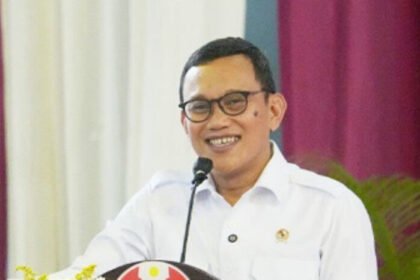 Sekjen KKSS Abdul Kadir Karding meluruskan isu foto Menhut Raja Juli Antoni bermain domino dengan Azis Wellang, yang disebut hanya aktivitas budaya dalam forum silaturahmi KKSS.