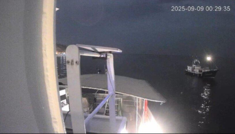 Armada Global Sumud Flotilla tetap berlayar menuju Gaza meski dua kapal diserang di Tunisia. Para relawan teguh menjalankan misi kemanusiaan.