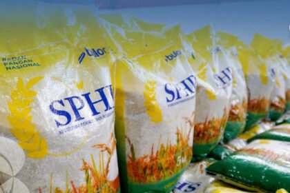 Bulog pastikan stok beras SPHP dan premium tetap aman di ritel modern, harga stabil sesuai aturan pemerintah.