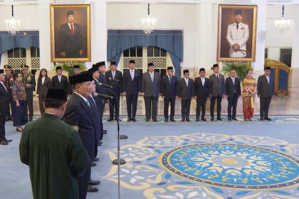 Reshuffle Kabinet Jilid II Presiden Prabowo Subianto pada Rabu, 17 September 2025 menempatkan sejumlah tokoh penting di jabatan strategis. Dari Menko Polkam hingga Kepala Staf Kepresidenan, perombakan ini dipandang sebagai langkah memperkuat kinerja pemerintah.