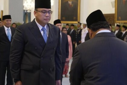 Angga Raka Prabowo resmi menggantikan Hasan Nasbi sebagai Kepala Kantor Komunikasi Kepresidenan (PCO) pada awal pemerintahan Presiden Prabowo Subianto.
