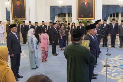 Presiden Prabowo Subianto melantik pejabat pengganti dalam reshuffle kabinet 2025 di Istana Negara, Rabu (17/9/2025).