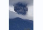 Gunung Merapi erupsi kembali, tercatat 21 kali gempa vulkanik sejak dini hari. Warga diminta tingkatkan kewaspadaan di sekitar zona bahaya.
