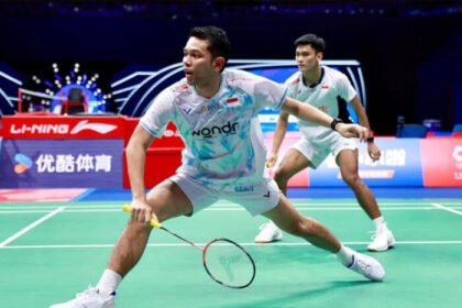 Fajar/Fikri sukses revans atas ganda putra Malaysia dan amankan tiket semifinal China Masters 2025.