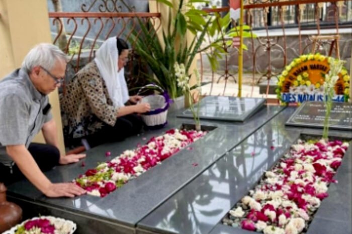 Sri Mulyani pulang kampung ke Semarang, ziarah ke makam orangtuanya setelah purna tugas sebagai Menteri Keuangan.