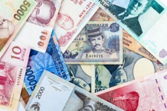 Rupiah dan rupee India tampil sebagai mata uang terkuat di Asia Pasifik, sementara mayoritas mata uang kawasan melemah terhadap dolar AS.