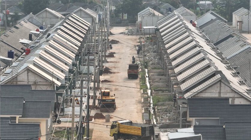 Pekerja bangunan di Bogor mengaku bangga terlibat dalam pembangunan rumah subsidi program 3 juta rumah Presiden Prabowo Subianto.