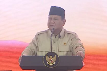 Prabowo Subianto umumkan pengembalian 3,2 juta hektare kebun sawit ilegal kepada negara, 2 hektare per orang akan dibagikan langsung kepada rakyat.
