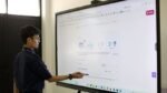Smart Board di SLB Jakarta buktikan komitmen pemerintah dalam meningkatkan akses pendidikan inklusif bagi anak disabilitas.