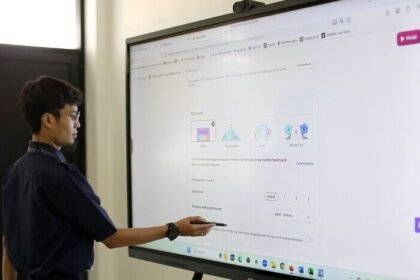 Smart Board di SLB Jakarta buktikan komitmen pemerintah dalam meningkatkan akses pendidikan inklusif bagi anak disabilitas.