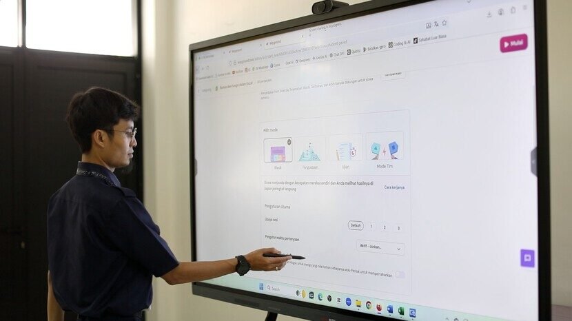 Smart Board di SLB Jakarta buktikan komitmen pemerintah dalam meningkatkan akses pendidikan inklusif bagi anak disabilitas.