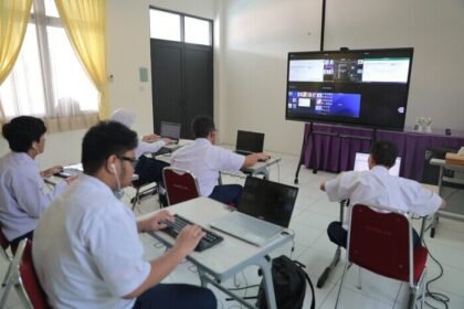 Siswa tunanetra di SLB-A Pembina Jakarta antusias menggunakan Smart Board bantuan pemerintah untuk mendukung pembelajaran interaktif.