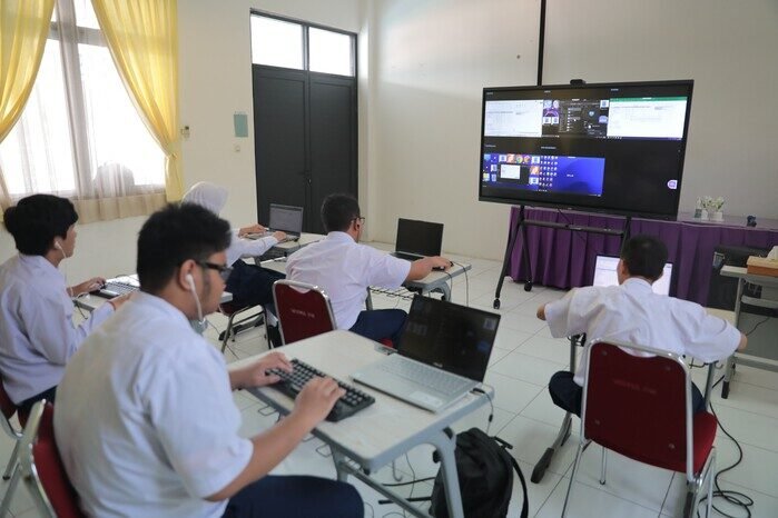 Siswa tunanetra di SLB-A Pembina Jakarta antusias menggunakan Smart Board bantuan pemerintah untuk mendukung pembelajaran interaktif.