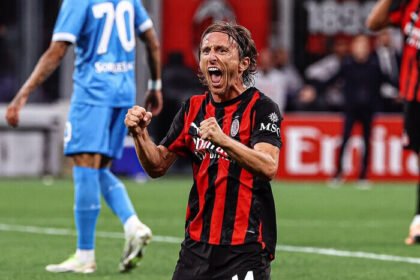 AC Milan kalahkan Napoli 2-1 di San Siro, Rossoneri meraih puncak klasemen Liga Italia 2025/2026 meski bermain dengan 10 pemain.