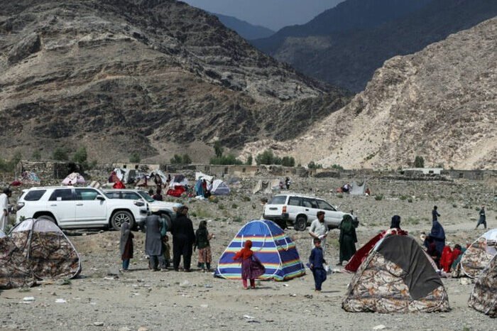 Pengungsi gempa di Kunar, Afghanistan, menunggu bantuan di tenda sementara yang didirikan oleh pemerintah dan organisasi internasional.