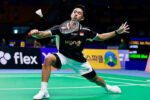 Alwi Farhan menyingkirkan Leong Jun Hao di babak 32 besar Korea Open 2025, sekaligus membalas kekalahan Anthony Sinisuka Ginting di China Masters 2025 pekan lalu.