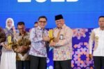 Deputi I BAZNAS RI H. Mohamad Arifin Purwakananta menerima langsung IHYA Award 2025 di ICE BSD, Tangerang, sebagai pengakuan atas kontribusi BAZNAS dalam mengembangkan industri halal nasional.