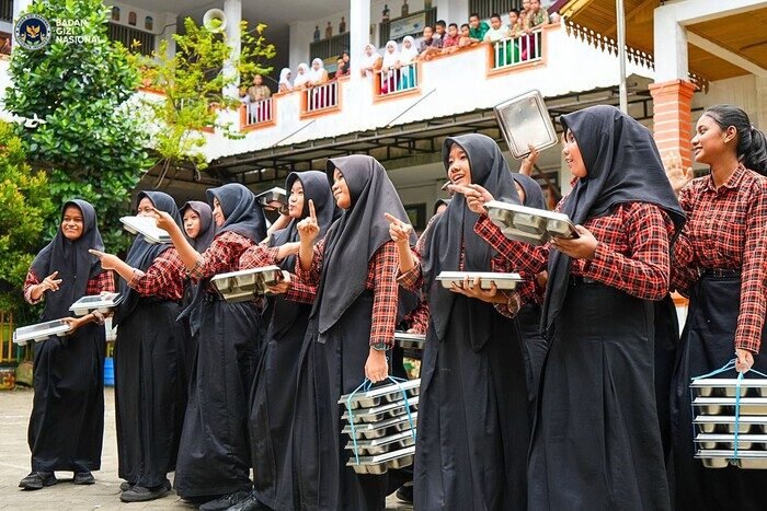Gubernur Jabar, Dedi Mulyadi, memanggil BGN untuk evaluasi kasus keracunan MBG di Garut.