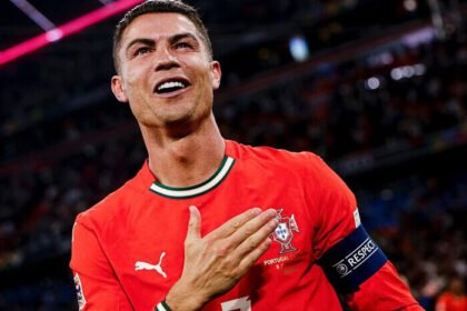 Cristiano Ronaldo kembali jadi andalan Portugal saat menghadapi Armenia di kualifikasi Piala Dunia 2026. Laga ini penuh emosi usai kepergian Diogo Jota.