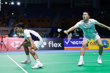 Fajar Alfian/Muhammad Shohibul Fikri merayakan kemenangan atas ganda Malaysia pada laga pembuka Korea Open 2025 di Suwon Gymnasium, Selasa (23/9).