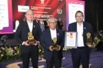 Direktur Kepatuhan dan Manajemen Risiko Jasa Raharja, Harwan Muldidarmawan (tengah), bersama Dewan Komisaris saat menerima penghargaan TOP GRC Awards 2025 di Hotel Raffles Jakarta, Senin (8/9/2025).