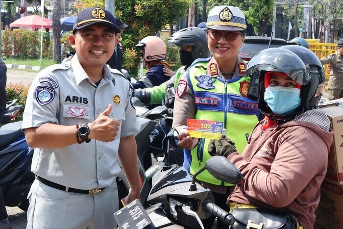 Jasa Raharja rayakan Hari Pelanggan Nasional 2025 dengan memberikan apresiasi kepada wajib pajak lewat voucher diskon hasil kolaborasi dengan UMKM.