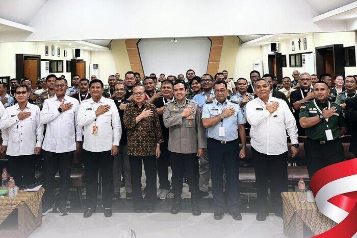Kardinal Ignatius Suharyo (tengah) mendampingi penuh Retret OCI TNI-Polri 2025 di Muntilan, menjadi teladan bagi para rohaniwan dan umat Katolik. (Foto: @birowatpers.ssdmpolri)